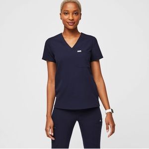 Figs Navy Catarina™ - One-Pocket 
Scrub Top
S - Navy